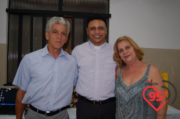 Padres Rubens e Leão Pedro celebram missa em ação de graças por aniversário