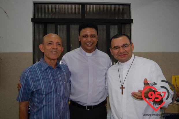 Padres Rubens e Leão Pedro celebram missa em ação de graças por aniversário