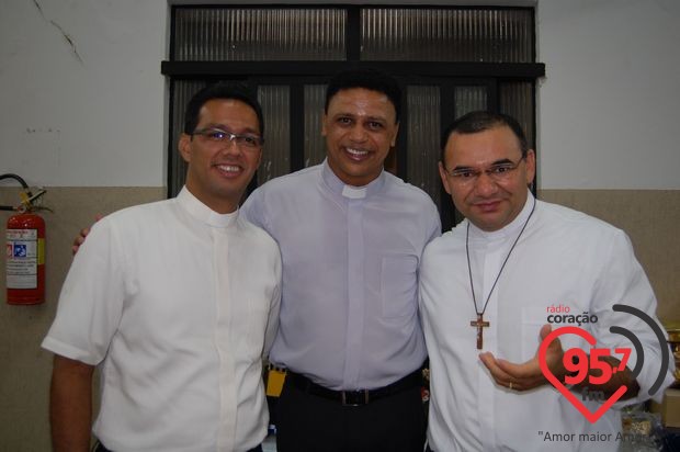 Padres Rubens e Leão Pedro celebram missa em ação de graças por aniversário