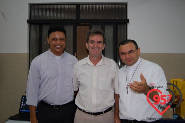 Padres Rubens e Leão Pedro celebram missa em ação de graças por aniversário