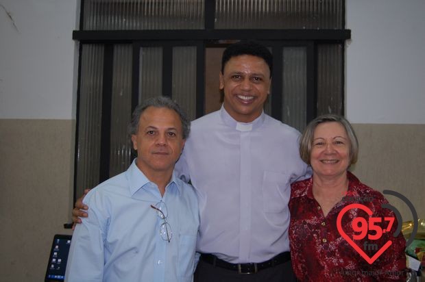 Padres Rubens e Leão Pedro celebram missa em ação de graças por aniversário
