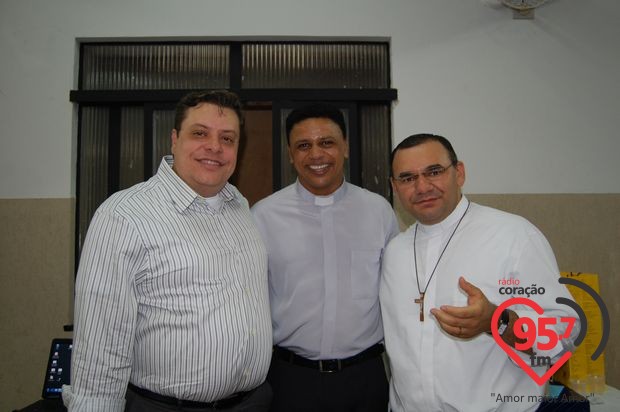 Padres Rubens e Leão Pedro celebram missa em ação de graças por aniversário