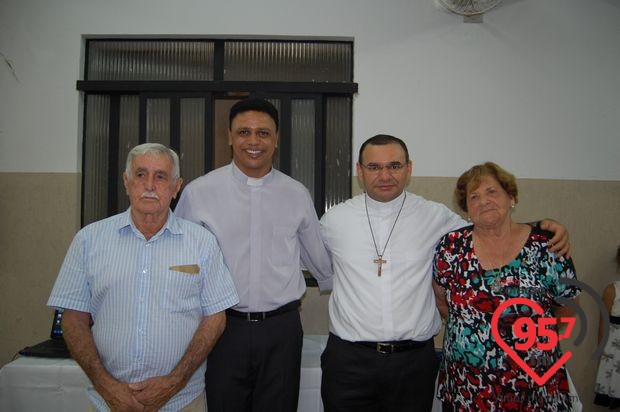 Padres Rubens e Leão Pedro celebram missa em ação de graças por aniversário