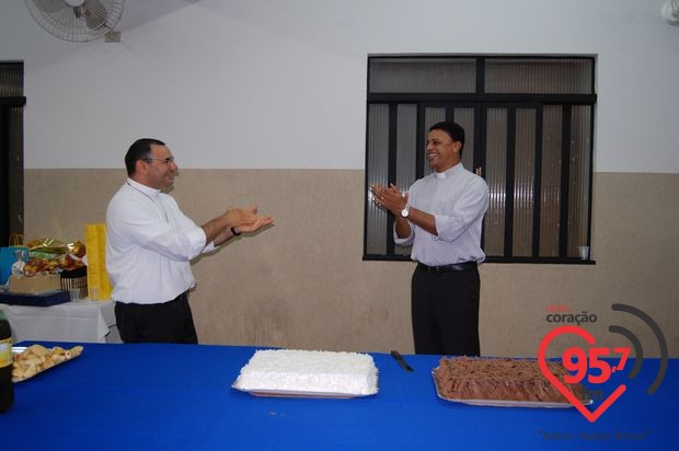 Padres Rubens e Leão Pedro celebram missa em ação de graças por aniversário