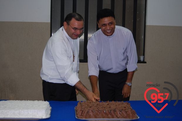 Padres Rubens e Leão Pedro celebram missa em ação de graças por aniversário