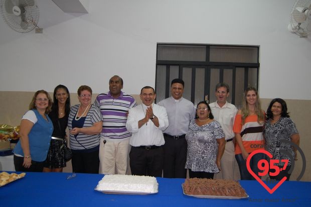Padres Rubens e Leão Pedro celebram missa em ação de graças por aniversário