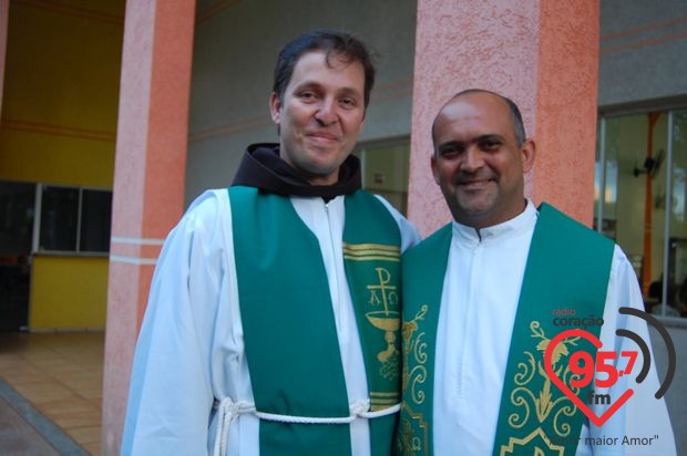 Freis Agnaldo e Eterson tomam posse como novos párocos