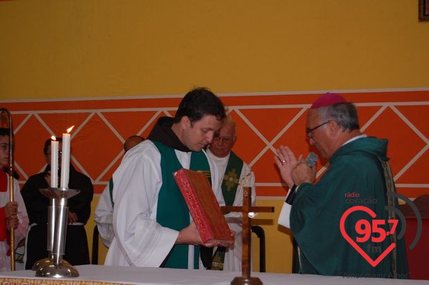Freis Agnaldo e Eterson tomam posse como novos párocos