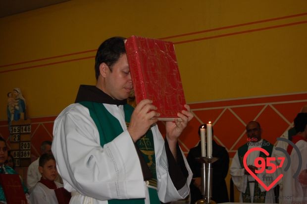 Freis Agnaldo e Eterson tomam posse como novos párocos