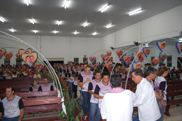 Casais renovam os valores do matrimônio em acampamento
