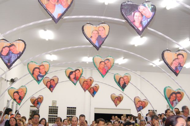 Casais renovam os valores do matrimônio em acampamento