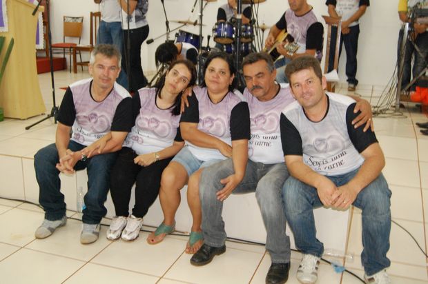 Casais renovam os valores do matrimônio em acampamento