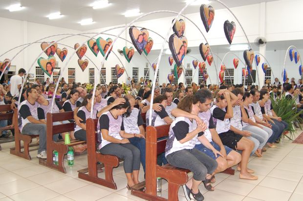Casais renovam os valores do matrimônio em acampamento