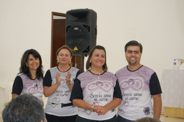 Casais renovam os valores do matrimônio em acampamento