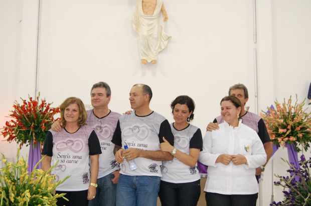 Casais renovam os valores do matrimônio em acampamento