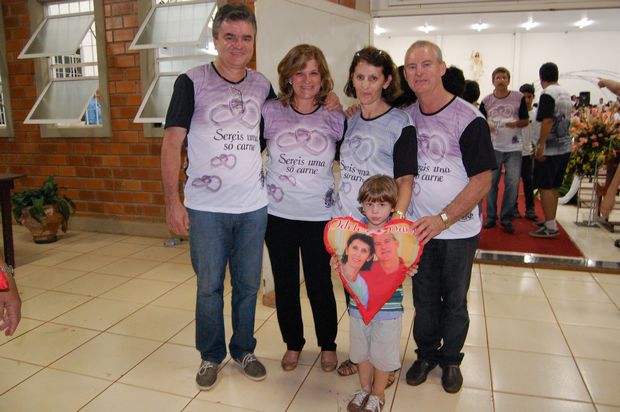 Casais renovam os valores do matrimônio em acampamento