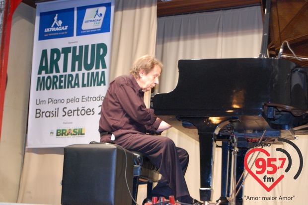 Arthur Moreira Lima emociona douradenses na Praça Antônio João