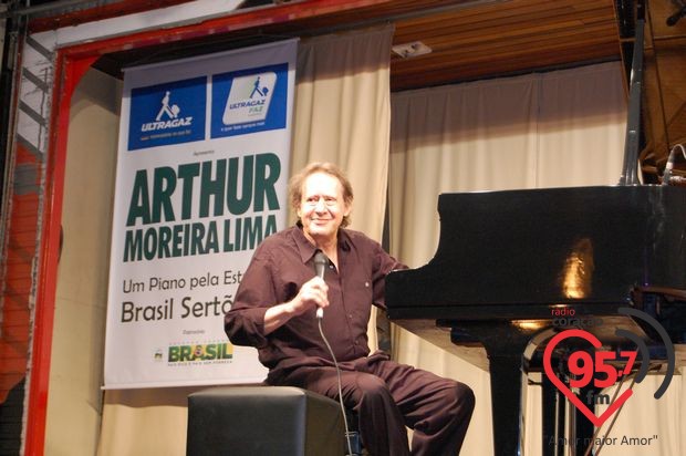 Arthur Moreira Lima emociona douradenses na Praça Antônio João