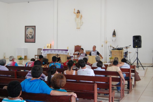 Retiro de casais no Santuário Padre Pio; veja fotos