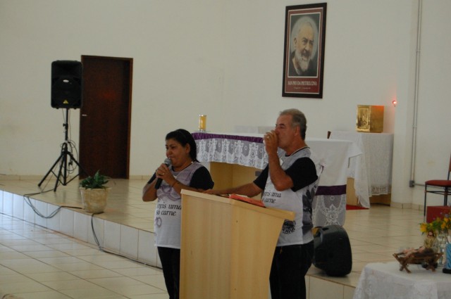 Retiro de casais no Santuário Padre Pio; veja fotos