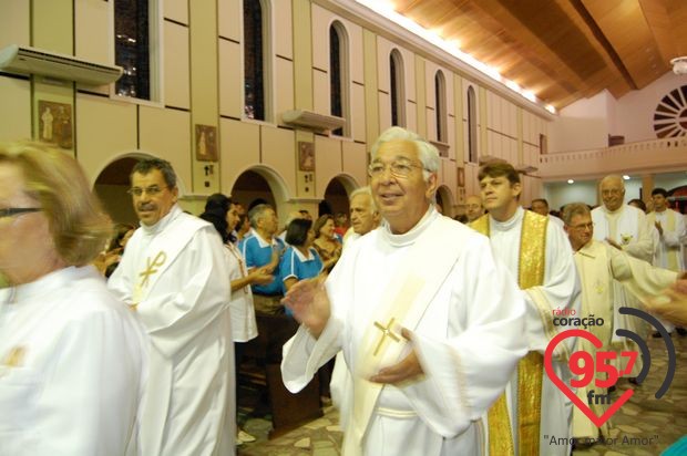 Dom Redovino celebra aniversário com missa em ação de graças