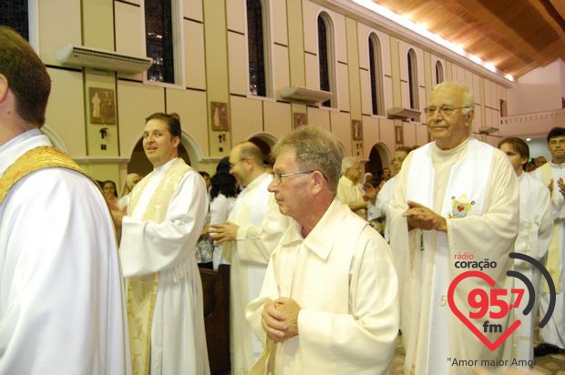 Dom Redovino celebra aniversário com missa em ação de graças