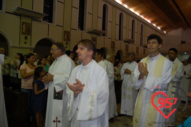 Dom Redovino celebra aniversário com missa em ação de graças