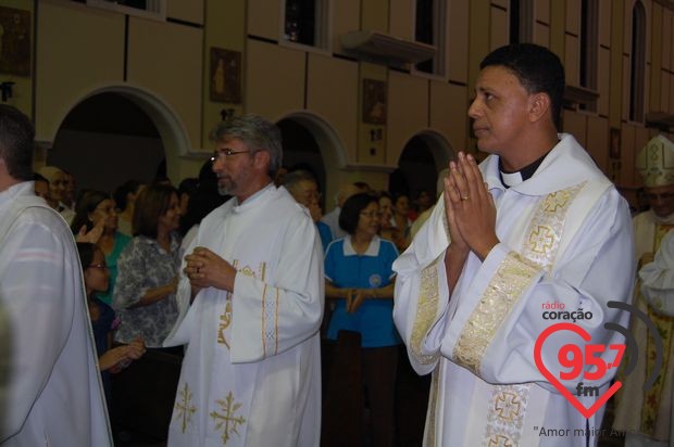 Dom Redovino celebra aniversário com missa em ação de graças