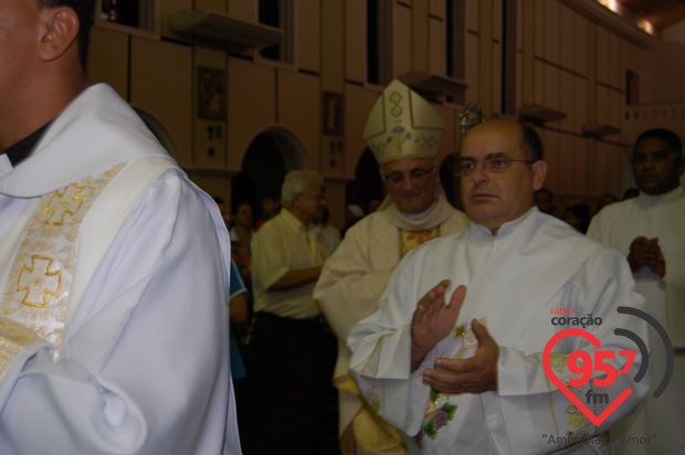 Dom Redovino celebra aniversário com missa em ação de graças