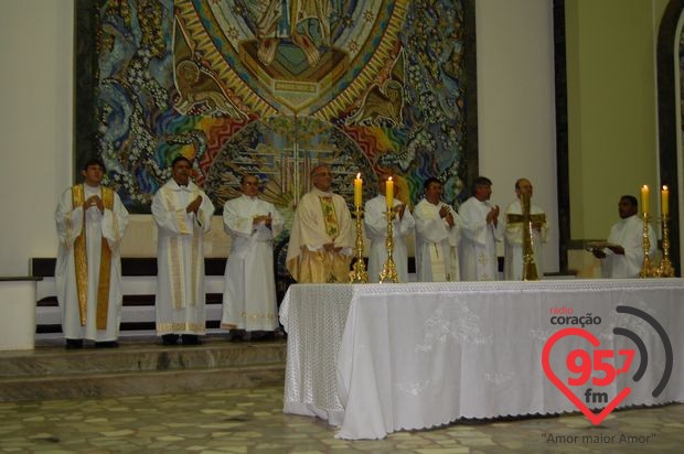 Dom Redovino celebra aniversário com missa em ação de graças