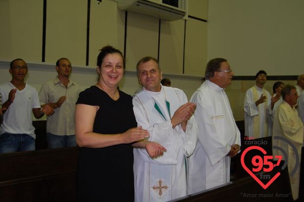 Dom Redovino celebra aniversário com missa em ação de graças