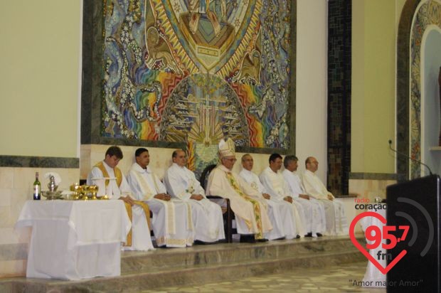 Dom Redovino celebra aniversário com missa em ação de graças