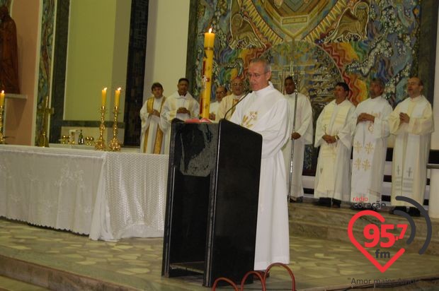 Dom Redovino celebra aniversário com missa em ação de graças