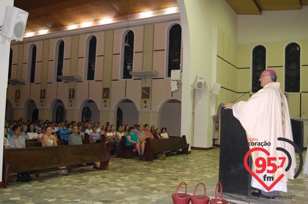 Dom Redovino celebra aniversário com missa em ação de graças