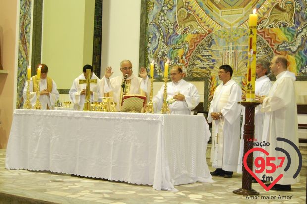 Dom Redovino celebra aniversário com missa em ação de graças