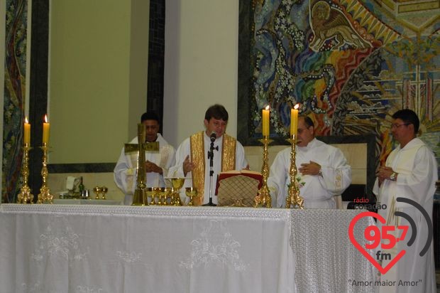 Dom Redovino celebra aniversário com missa em ação de graças
