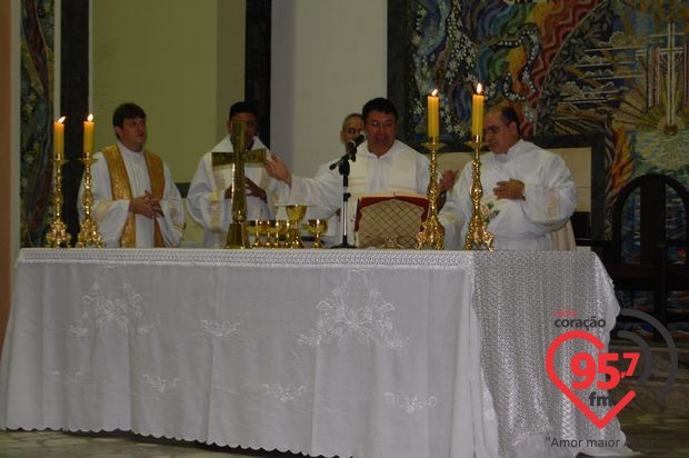 Dom Redovino celebra aniversário com missa em ação de graças