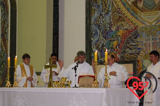 Dom Redovino celebra aniversário com missa em ação de graças