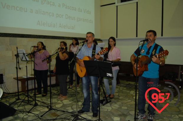 Dom Redovino celebra aniversário com missa em ação de graças