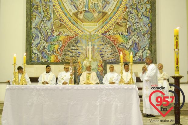 Dom Redovino celebra aniversário com missa em ação de graças