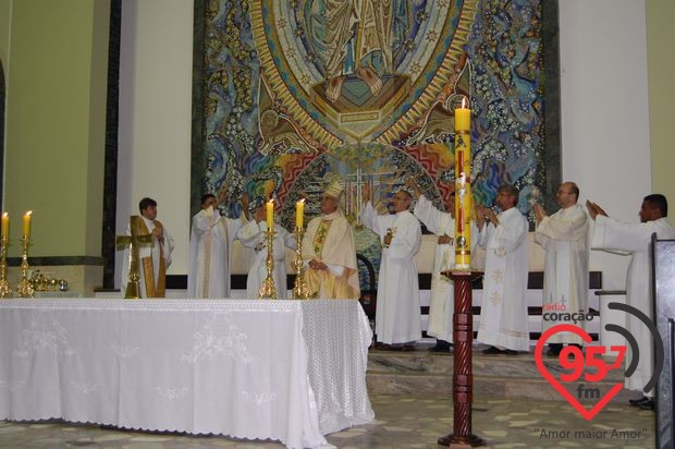 Dom Redovino celebra aniversário com missa em ação de graças