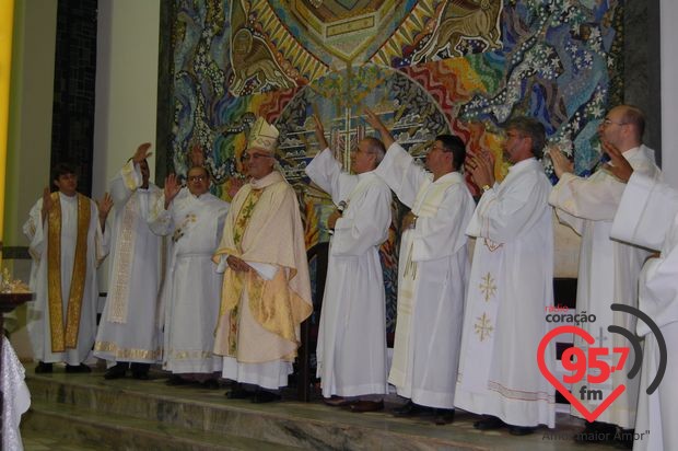 Dom Redovino celebra aniversário com missa em ação de graças