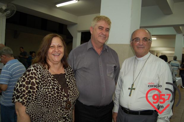 Dom Redovino celebra aniversário com missa em ação de graças