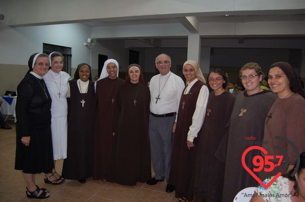 Dom Redovino celebra aniversário com missa em ação de graças