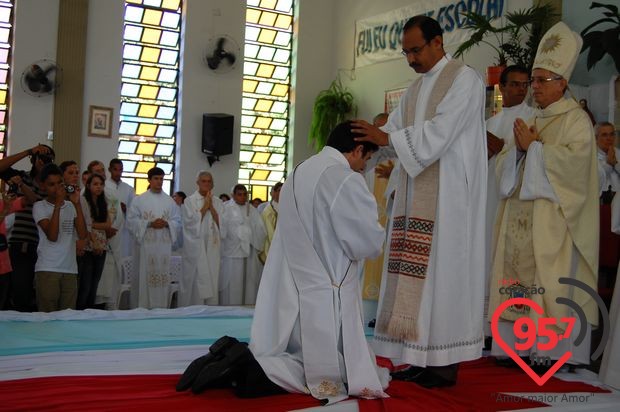 Ordenação do neo-sacerdote José Marcos de Oliveira; veja fotos