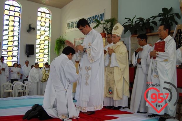 Ordenação do neo-sacerdote José Marcos de Oliveira; veja fotos