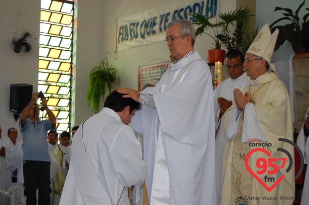 Ordenação do neo-sacerdote José Marcos de Oliveira; veja fotos