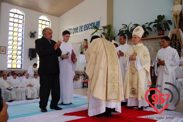 Ordenação do neo-sacerdote José Marcos de Oliveira; veja fotos