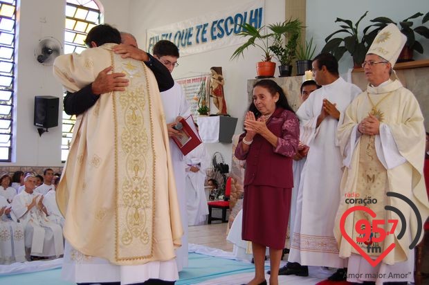 Ordenação do neo-sacerdote José Marcos de Oliveira; veja fotos