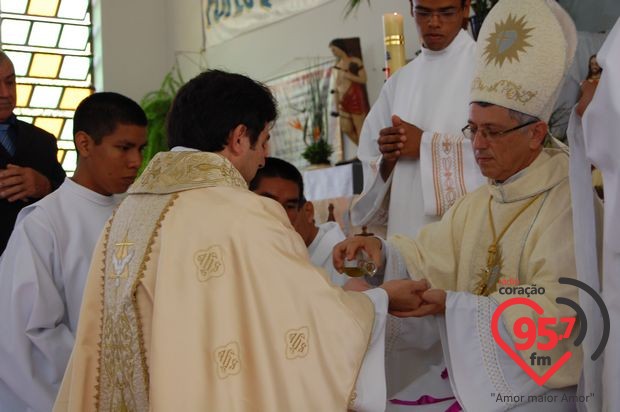Ordenação do neo-sacerdote José Marcos de Oliveira; veja fotos